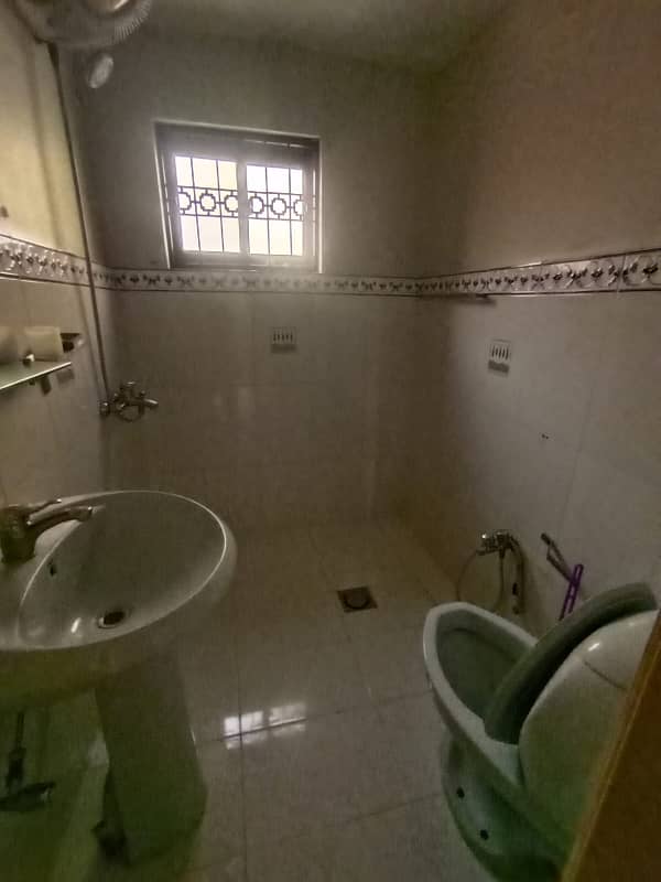 Good Location 10 Marla Beautiful House For Rent Z-Block DHA Phase 3 7