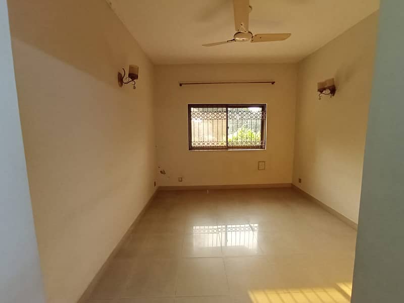 Good Location 10 Marla Beautiful House For Rent Z-Block DHA Phase 3 11