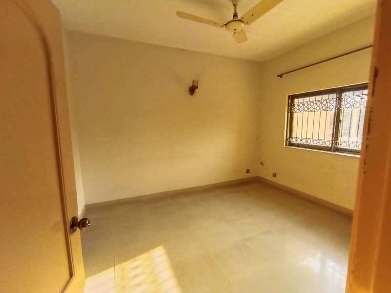 Good Location 10 Marla Beautiful House For Rent Z-Block DHA Phase 3 12