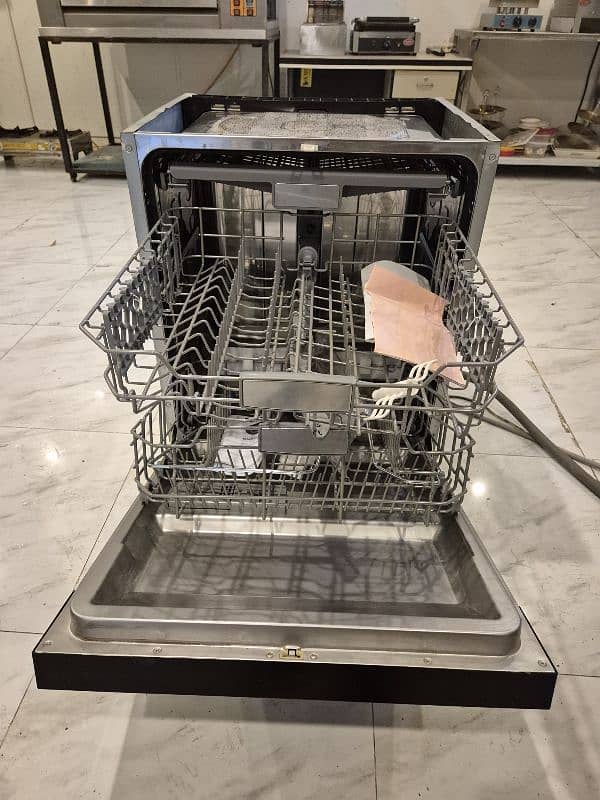 Rays Built-in Dishwasher | Brand New 8