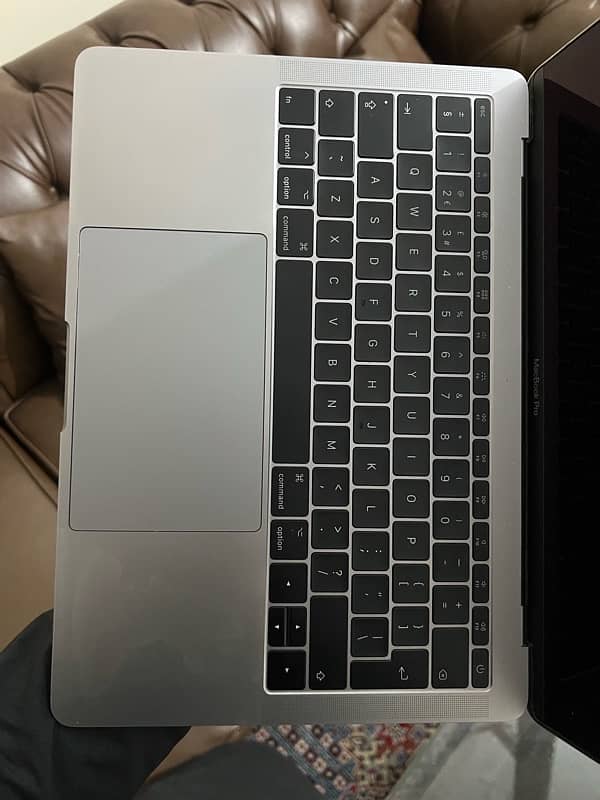 Macbook Pro 2017 i7 16gb RAM 256gb Storage 8