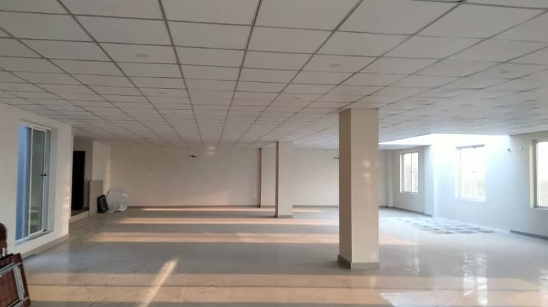 I-9 MARKAZ 3200 SQ. FEET BRAND NEW OFFICE REAL PICS ATTACHED NEAR TO METRO BUS STOP HUGE CAR PARKING 2