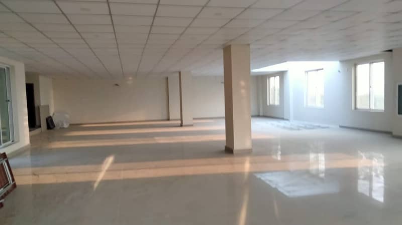 I-9 MARKAZ 3200 SQ. FEET BRAND NEW OFFICE REAL PICS ATTACHED NEAR TO METRO BUS STOP HUGE CAR PARKING 3