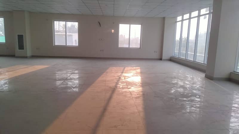 I-9 MARKAZ 3200 SQ. FEET BRAND NEW OFFICE REAL PICS ATTACHED NEAR TO METRO BUS STOP HUGE CAR PARKING 7