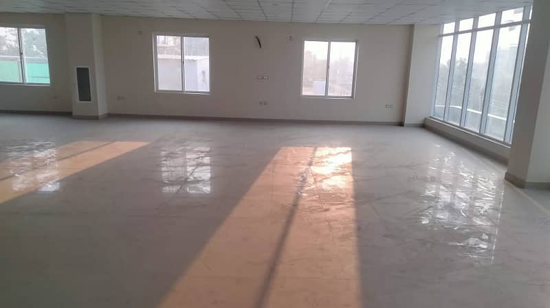 I-9 MARKAZ 3200 SQ. FEET BRAND NEW OFFICE REAL PICS ATTACHED NEAR TO METRO BUS STOP HUGE CAR PARKING 13