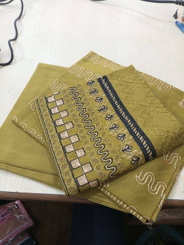 3PC UNSTITCHED COTTON SUIT WITH MOTIVES & DETAILING ON DUPATTA 4