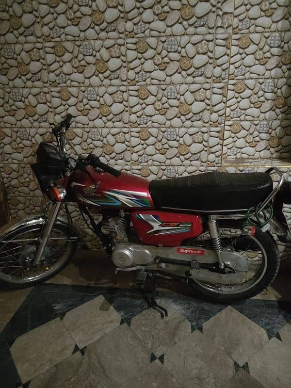 honda 125 2023 model clour red total genuine Condition 4