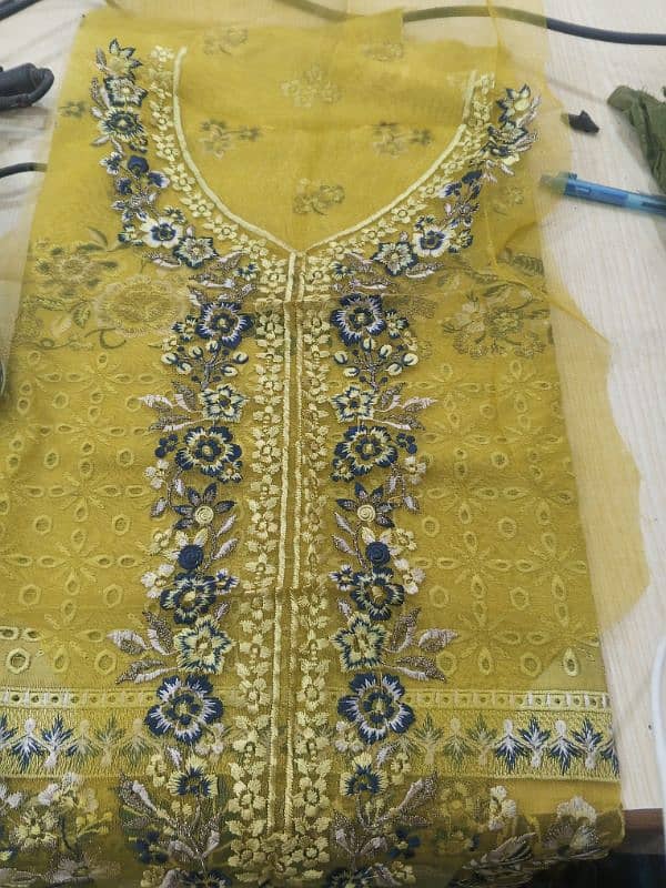 3PC UNSTITCHED COTTON SUIT WITH MOTIVES & DETAILING ON DUPATTA 4