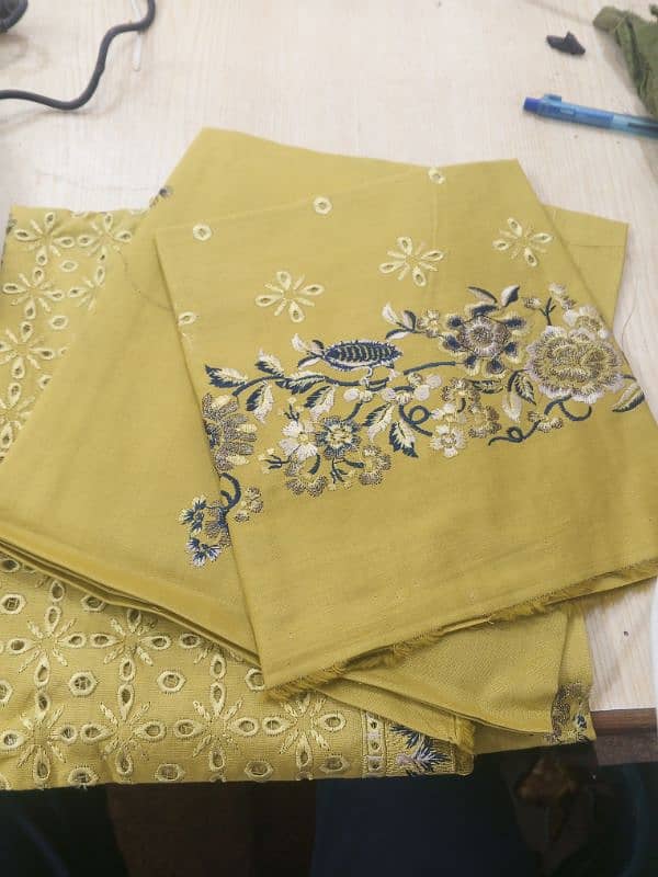 3PC UNSTITCHED COTTON SUIT WITH MOTIVES & DETAILING ON DUPATTA 5