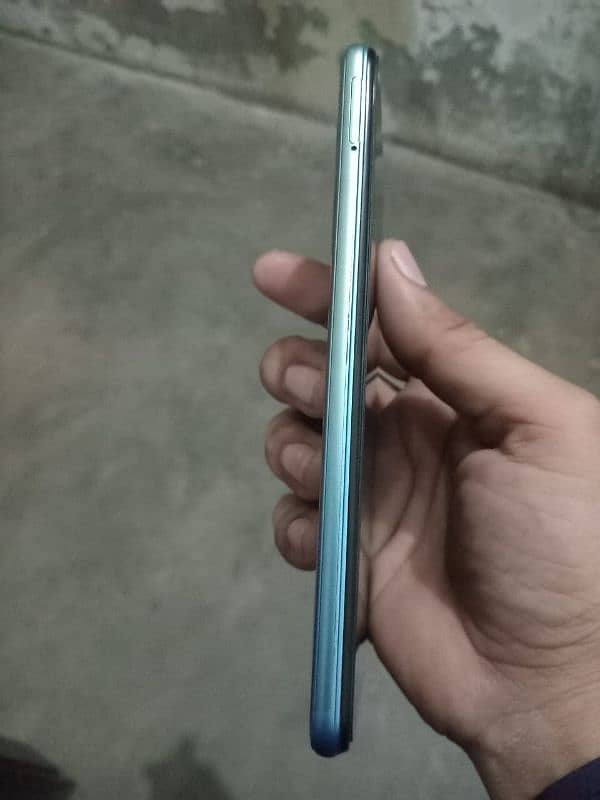 vivo y20s 10/10 box and charger 3