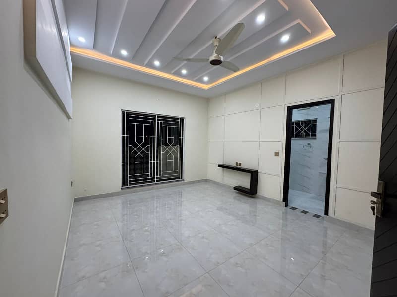 10 Marla Brand New Luxury House With Basement Available For Rent In GOLF VIEW RESIDENCIA PHASE I Bahria Town LAHORE 9