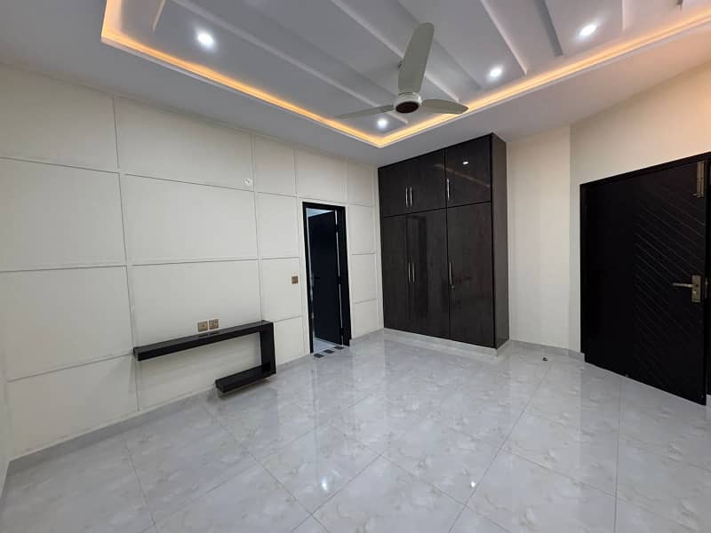 10 Marla Brand New Luxury House With Basement Available For Rent In GOLF VIEW RESIDENCIA PHASE I Bahria Town LAHORE 11