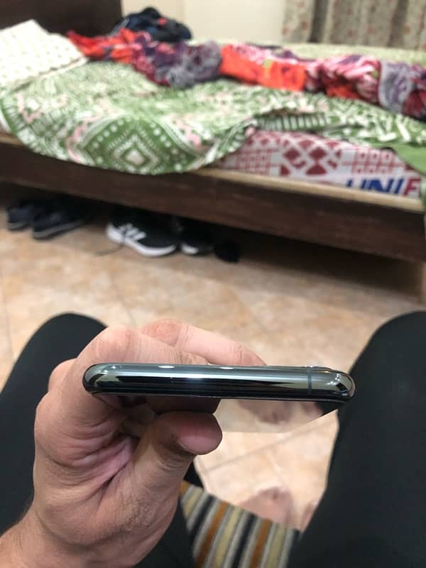 iphone 11 pro max 4