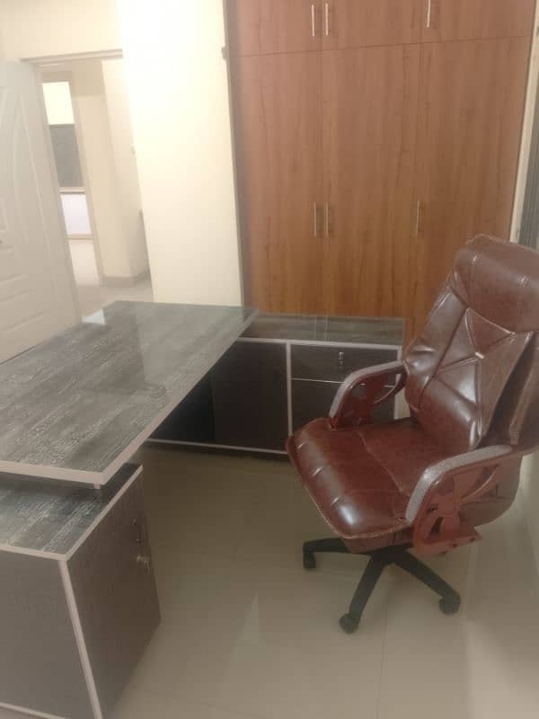 Executive Office Table With Chair 2