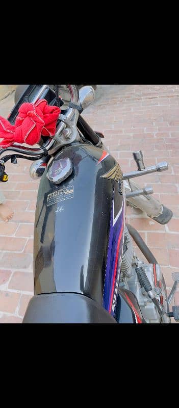 Honda 125 black 10/10 condition 4