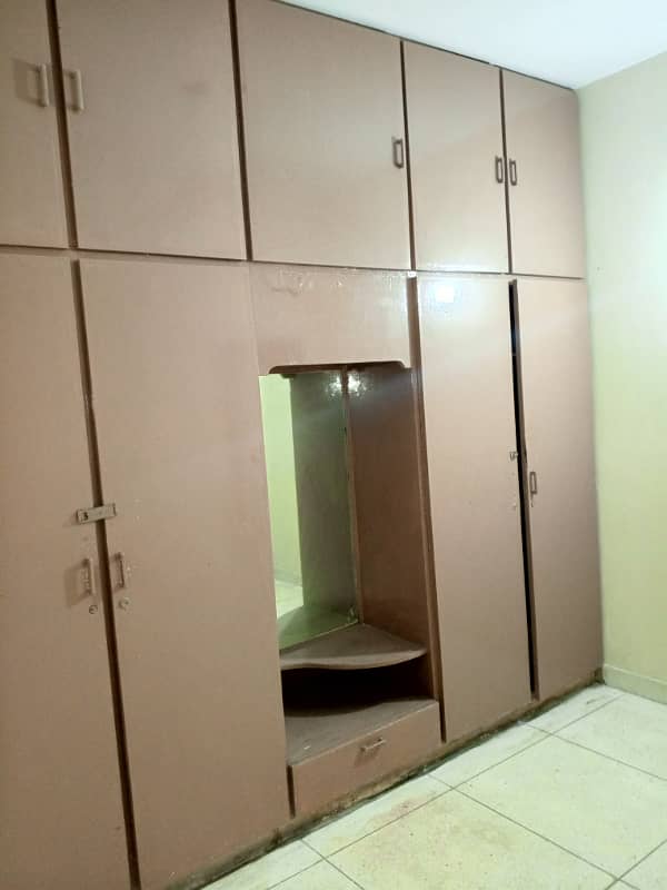 INDEPENDENT 1ST FLOOR FLAT AVAILABLE FOR RENT IN KARIM BLOCK 4