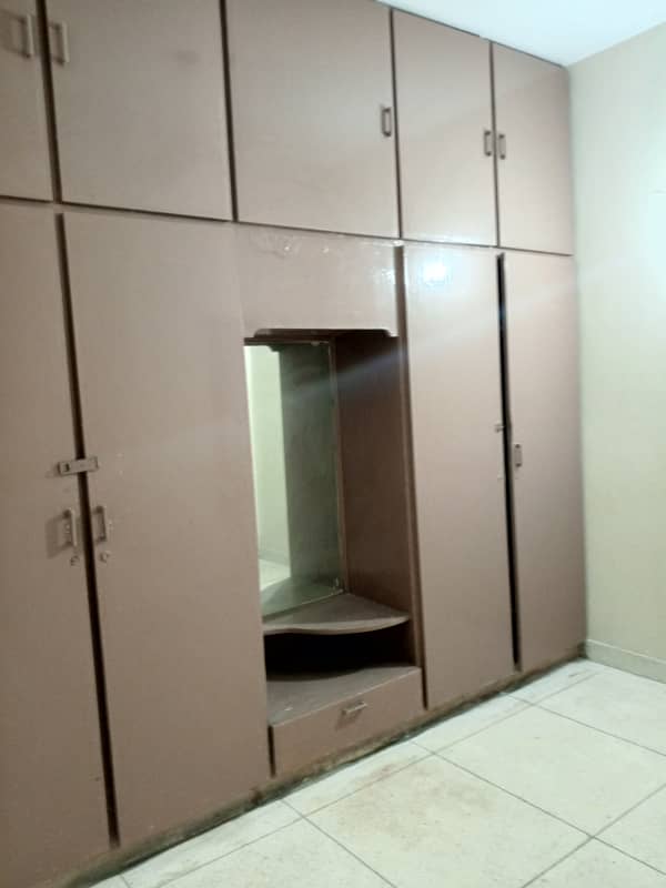 INDEPENDENT 1ST FLOOR FLAT AVAILABLE FOR RENT IN KARIM BLOCK 7