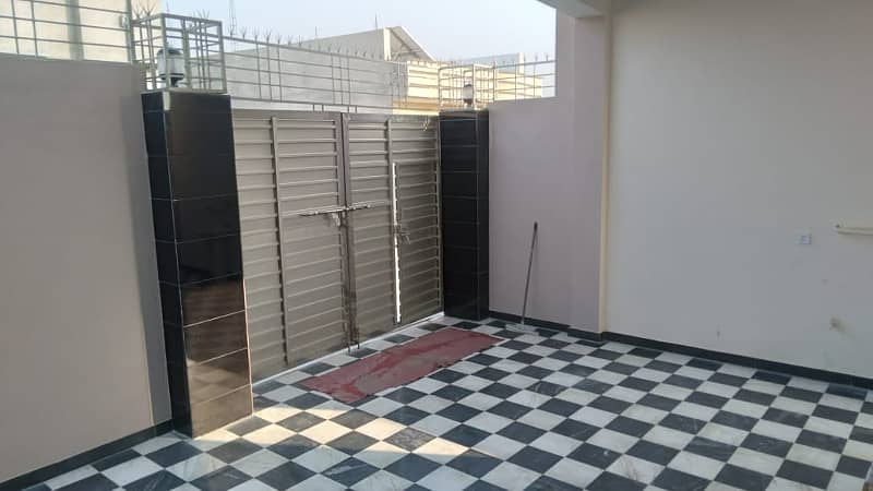 10 Marla New Fresh Single Storey House With Basement Big Hall For Sale 3