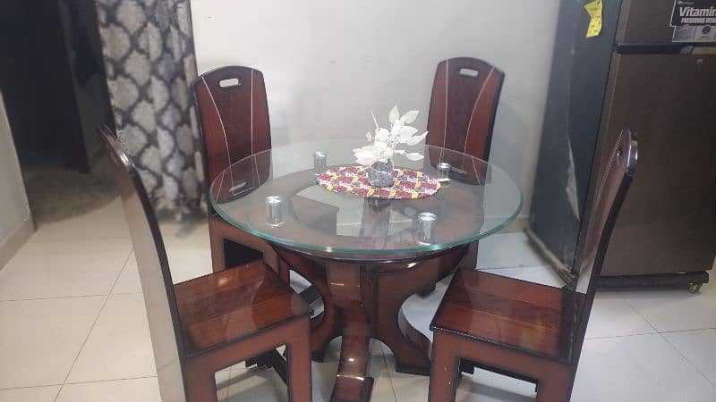 Lavish Round Dining table 0