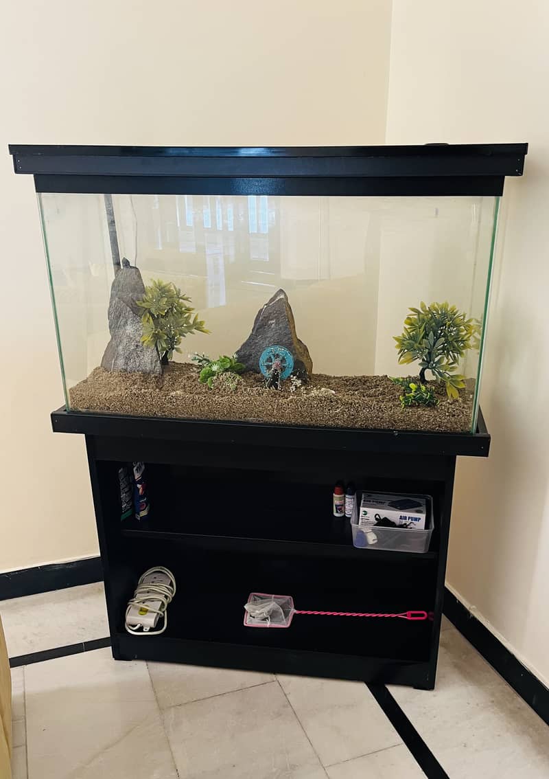 Almost new fish aquarium 0