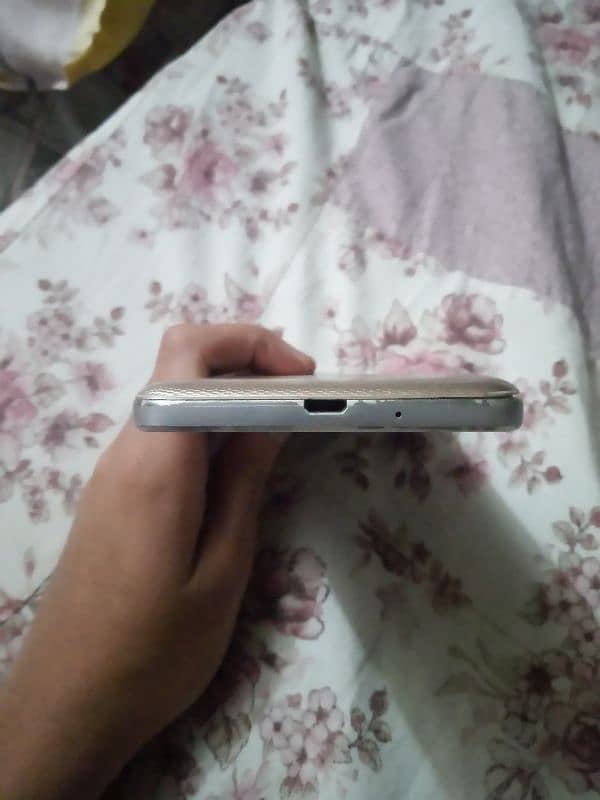 it's is good condition phone and brand Samsung galaxy 5