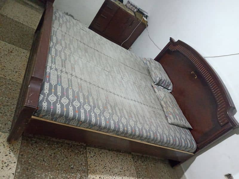 WOODEN KING SIZE BED SIZE 6 BY 6.5 1