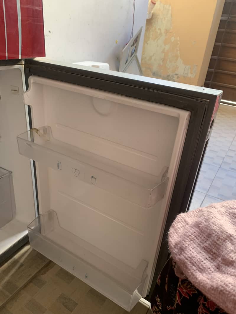 Haier Fridge, Model HRF-216 2