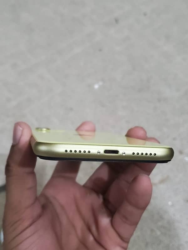 iphone 11 10/10 condition sim working 2