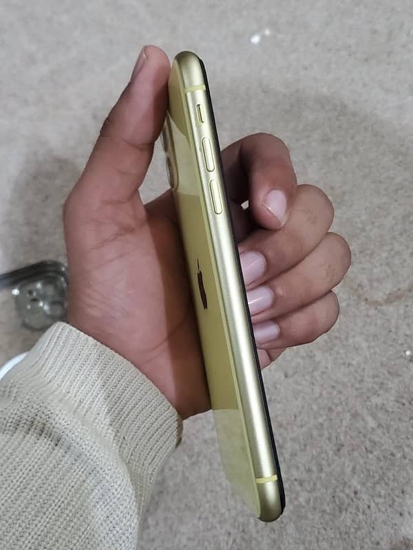 iphone 11 10/10 condition sim working 4