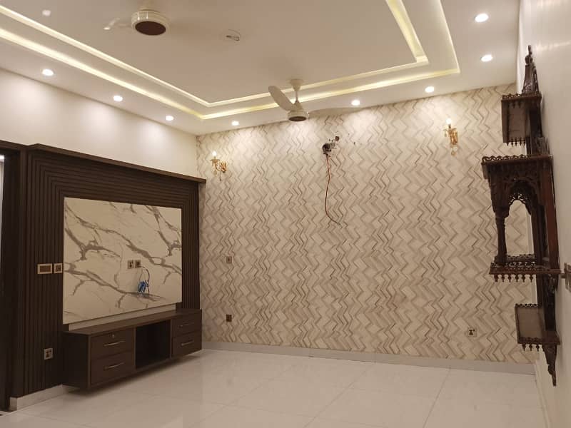 10 MARLA HOUSE AVAILEBAL FOR RENT IN BAHRIA TOWN LAHORE 10