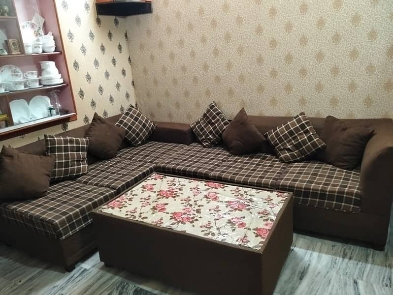 L shape sofa with 8 cusions and centre tabel 0