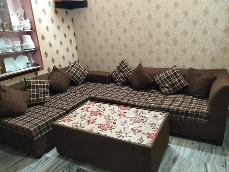 L shape sofa with 8 cusions and centre tabel 1