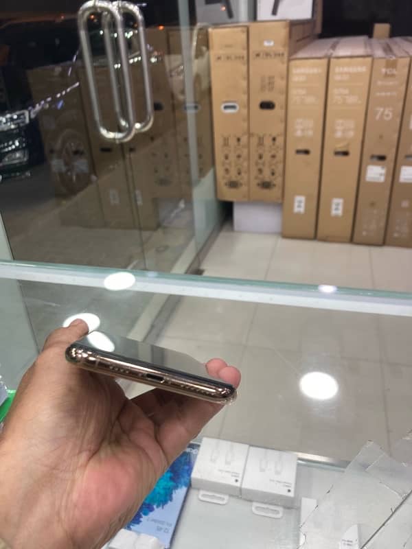 iPhone 11 Pro Max 256GB Gold With box NoN PTA Sim working 0