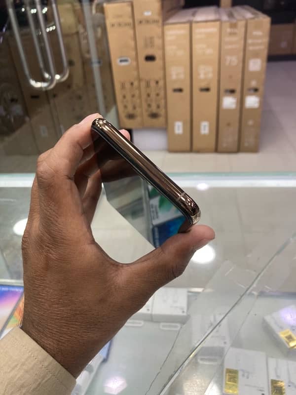 iPhone 11 Pro Max 256GB Gold With box NoN PTA Sim working 3