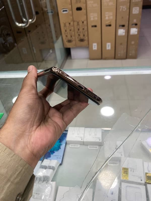 iPhone 11 Pro Max 256GB Gold With box NoN PTA Sim working 4