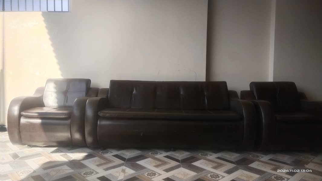 5 seater sofa in used condition some scratches 0