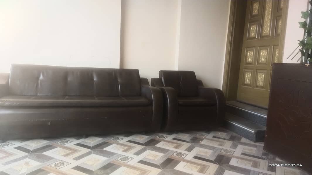 5 seater sofa in used condition some scratches 1