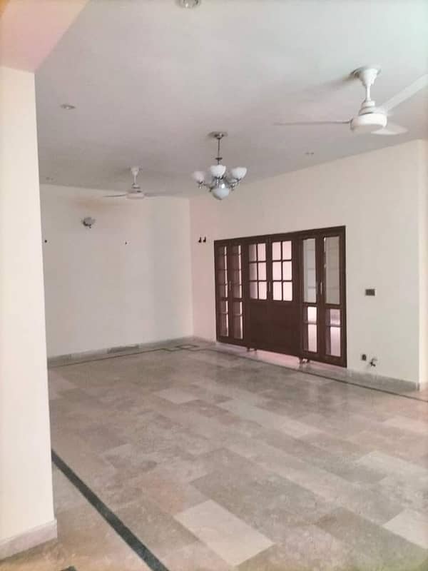 "LUXURY LIVING! 16 Marla House for Rent in Sec F/8/1, Bahria Town" 8