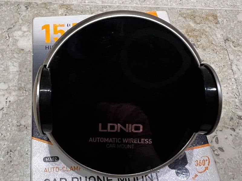 LDNIO 15W Adjustable Car Wireless Charger and Car Stand 4