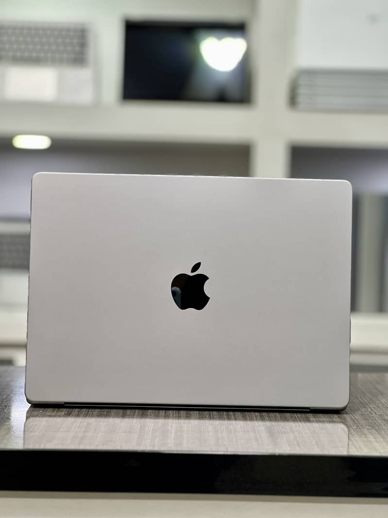 Macbook PRO| M2 2023 14 |16/512 | laptop 5