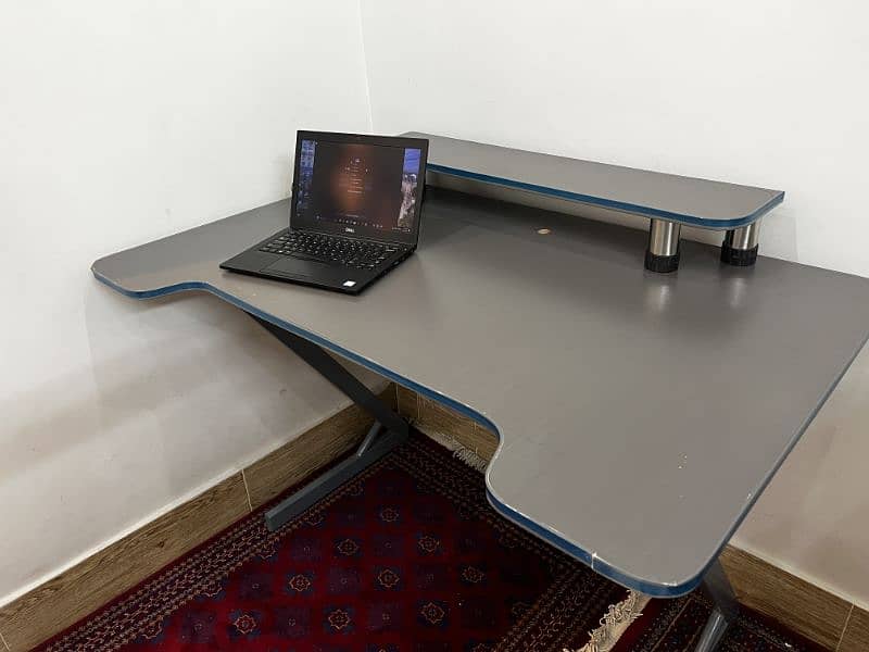 computer and gaming table 3