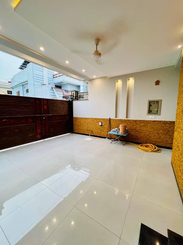 Prime Location House 9 Marla For sale In Warsak Road 1