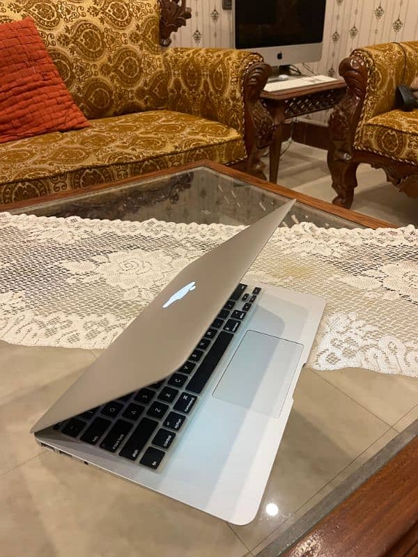 Macbook Air Model 2010 Late 2011 lounch 1