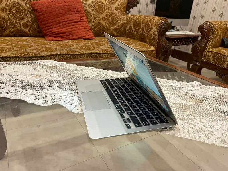 Macbook Air Model 2010 Late 2011 lounch 2