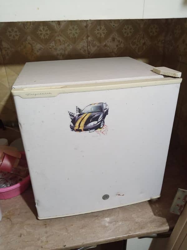 Mini Fridge 0