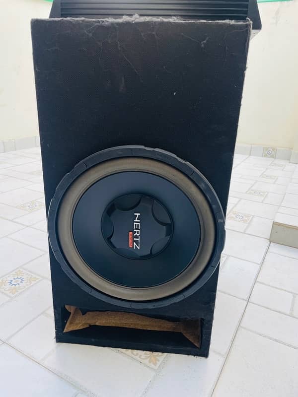 Amplifier and woofer 1