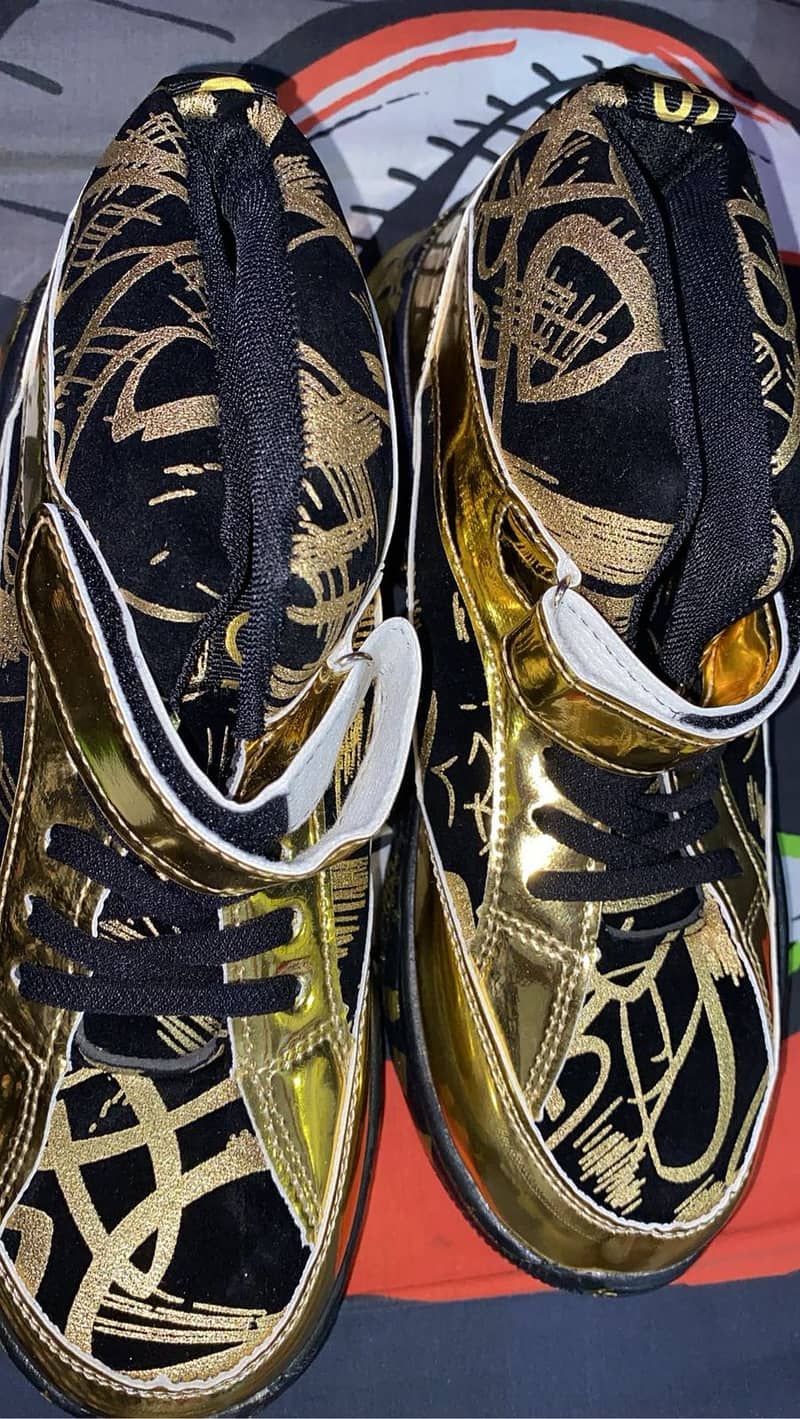 Brand new gold sneakers imported from dubai 0