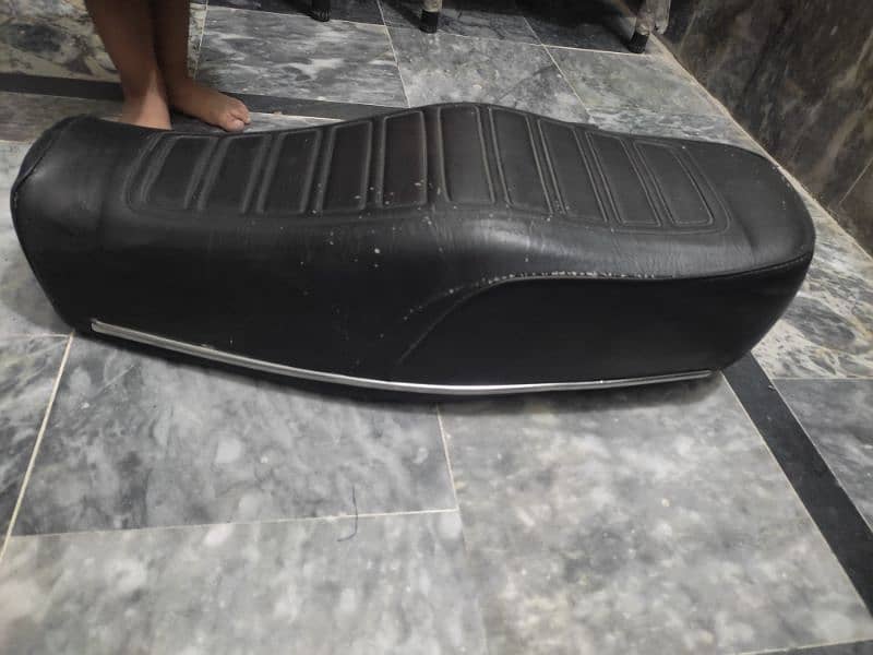 honda CG 125 original seat jis Bhai ko chayia rabta kry 4