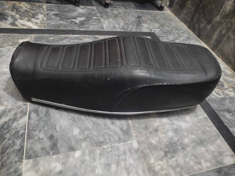 honda CG 125 original seat jis Bhai ko chayia rabta kry 5