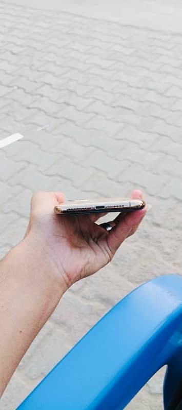 iPhone 11 Pro Max (Location Harappa Station ) 4